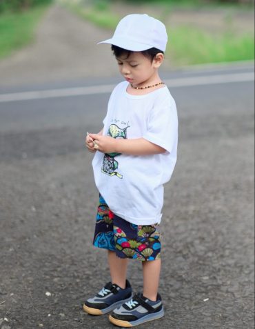 produk laki-laki baju putih